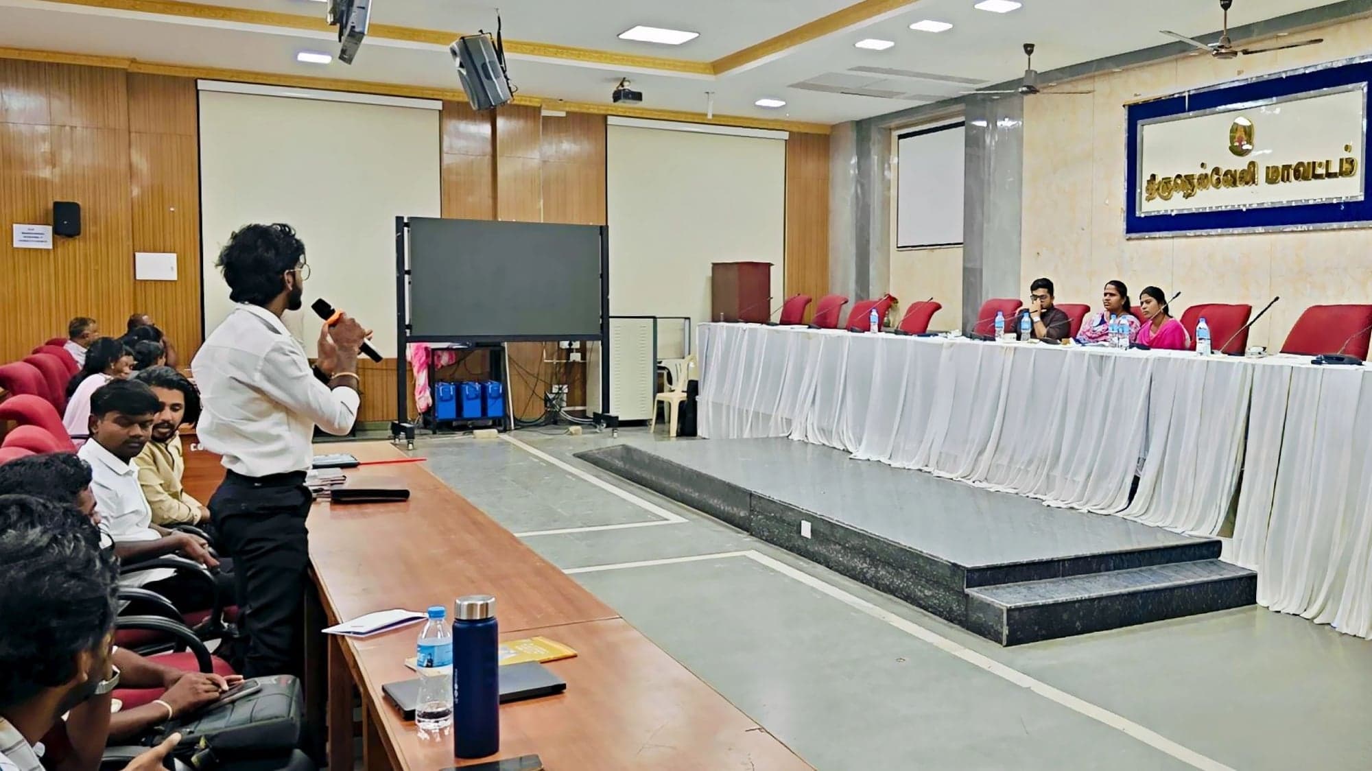 Presenting the Vision of SS40 NETWORK to the Tirunelveli District Collector